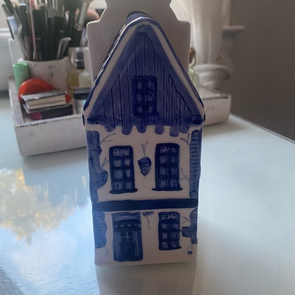 Delft Blue and White Ceramic House Figurine - Picture 4 of 6